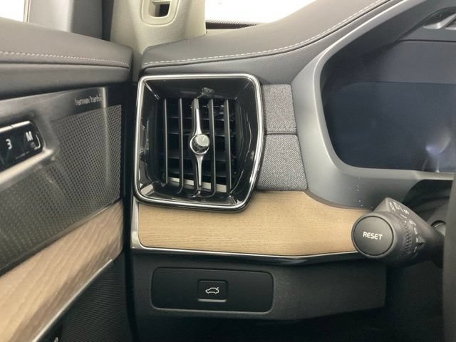 Certified 2025 Volvo XC90 B6 Plus w/ Protection Package Premier AWD/4WD image 19
