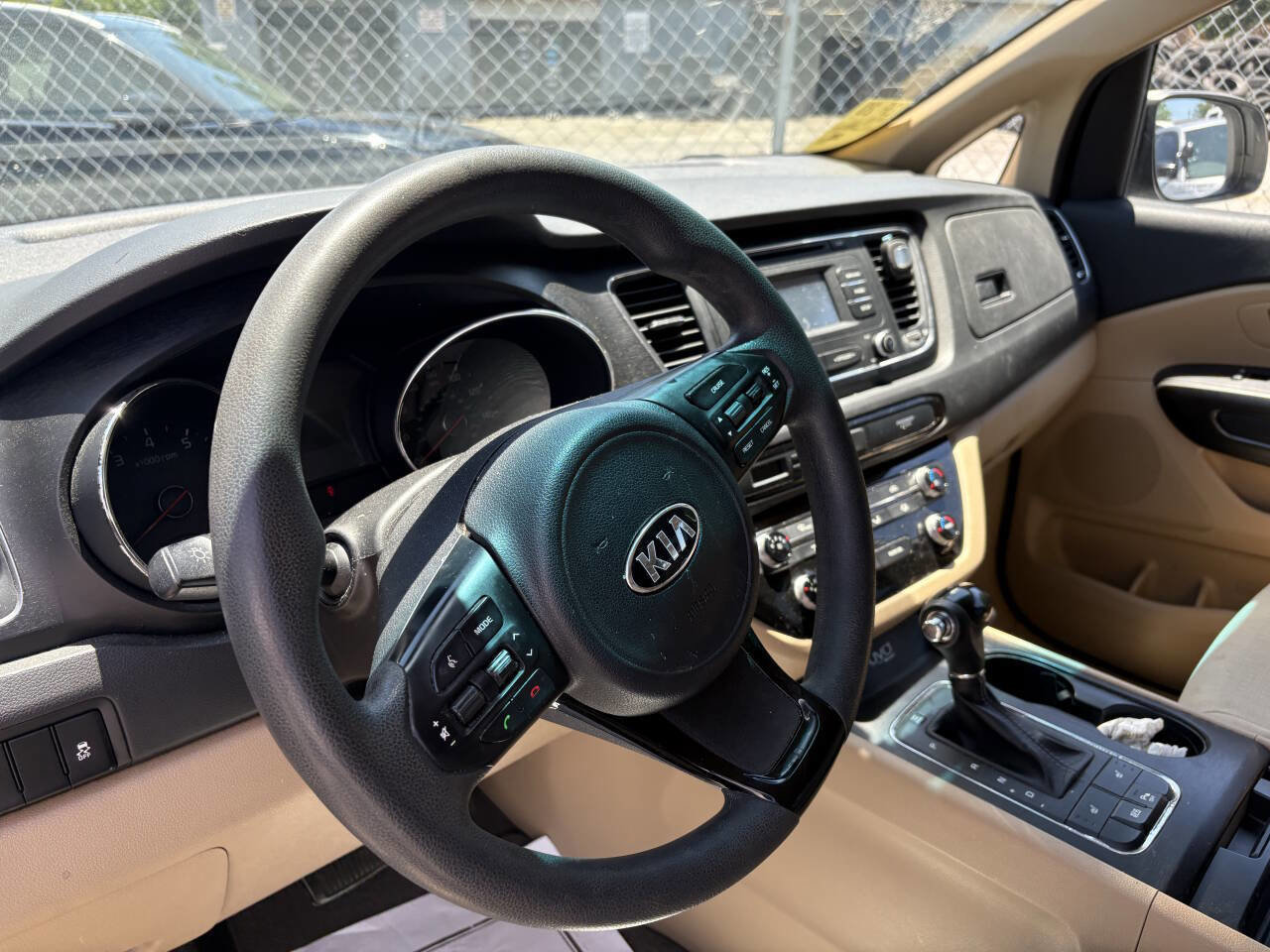 Used 2016 Kia Sedona LX w/ Option Group 020 FWD image 3