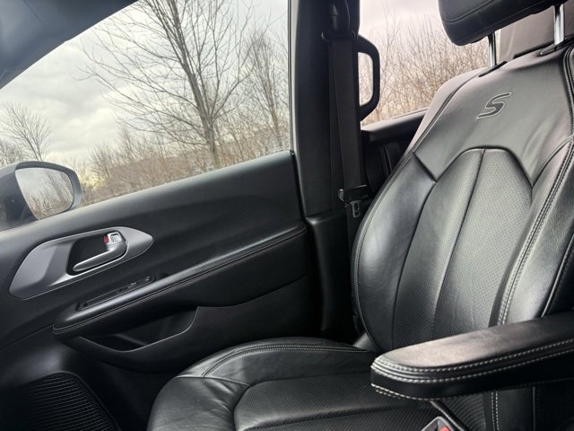 Used 2018 Chrysler Pacifica Touring-L Plus w/ S Appearance Package image 30