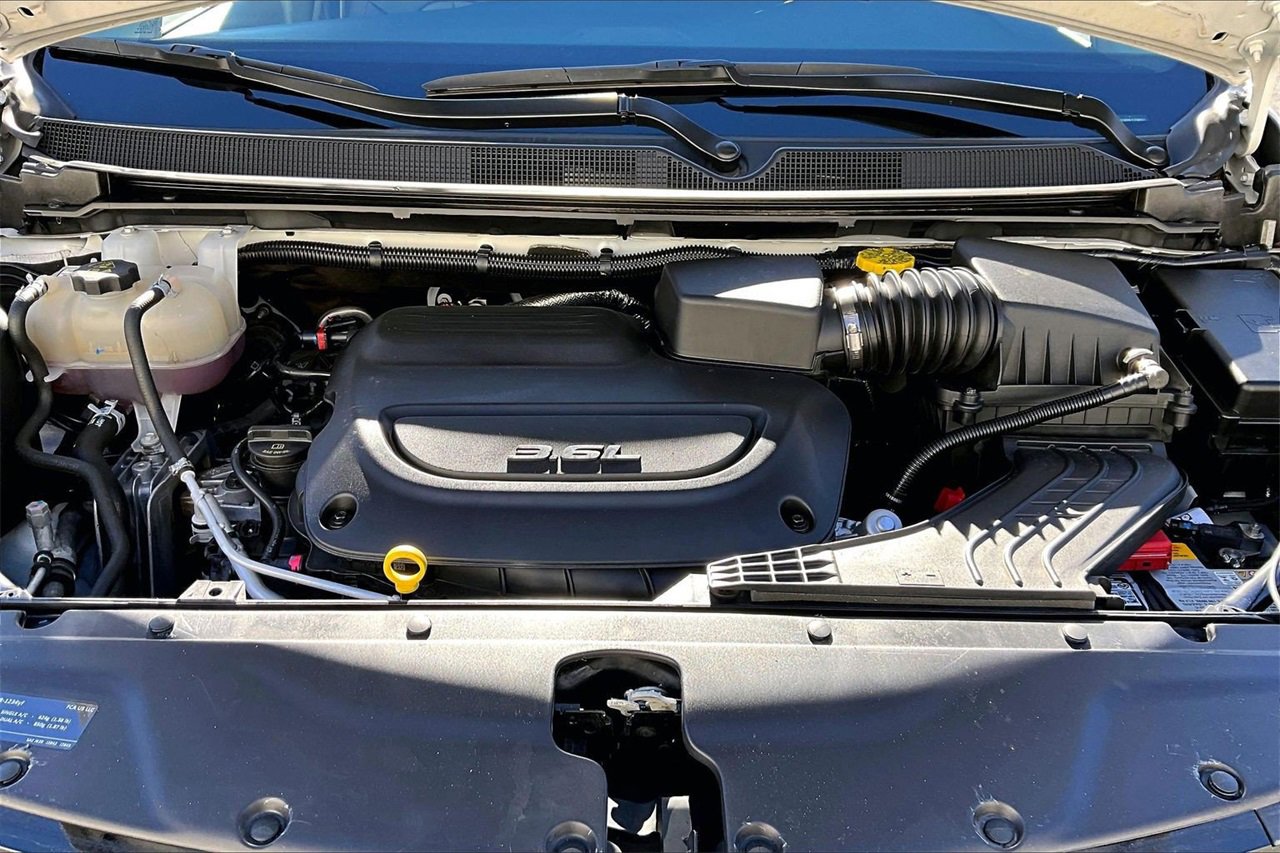 Certified 2024 Chrysler Pacifica Touring-L image 36