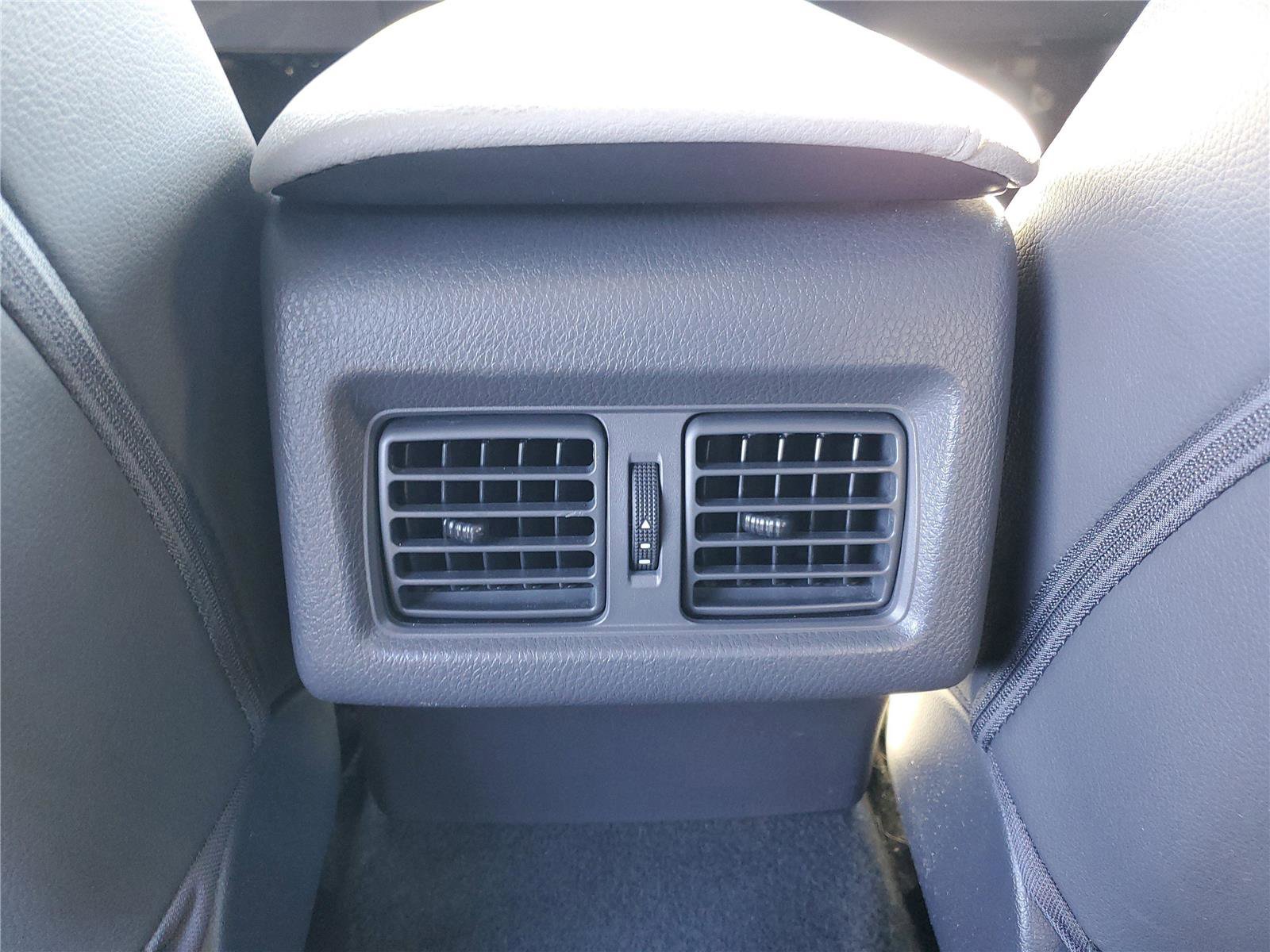 Used 2019 Toyota Camry XLE image 11