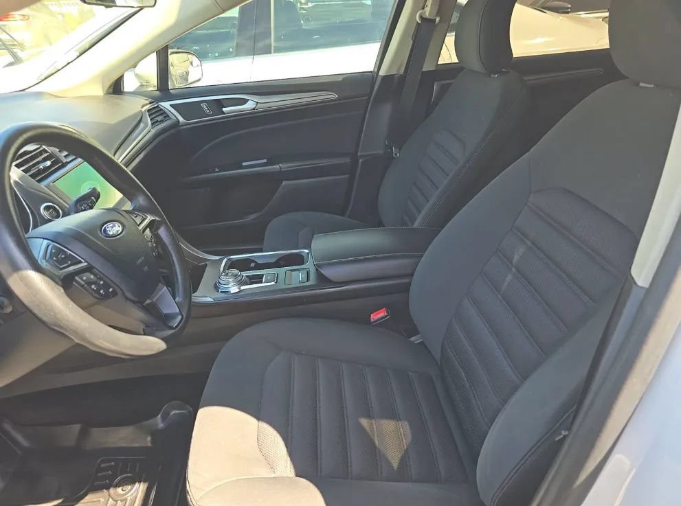 Used 2017 Ford Fusion SE w/ Fusion SE Technology Package FWD image 4