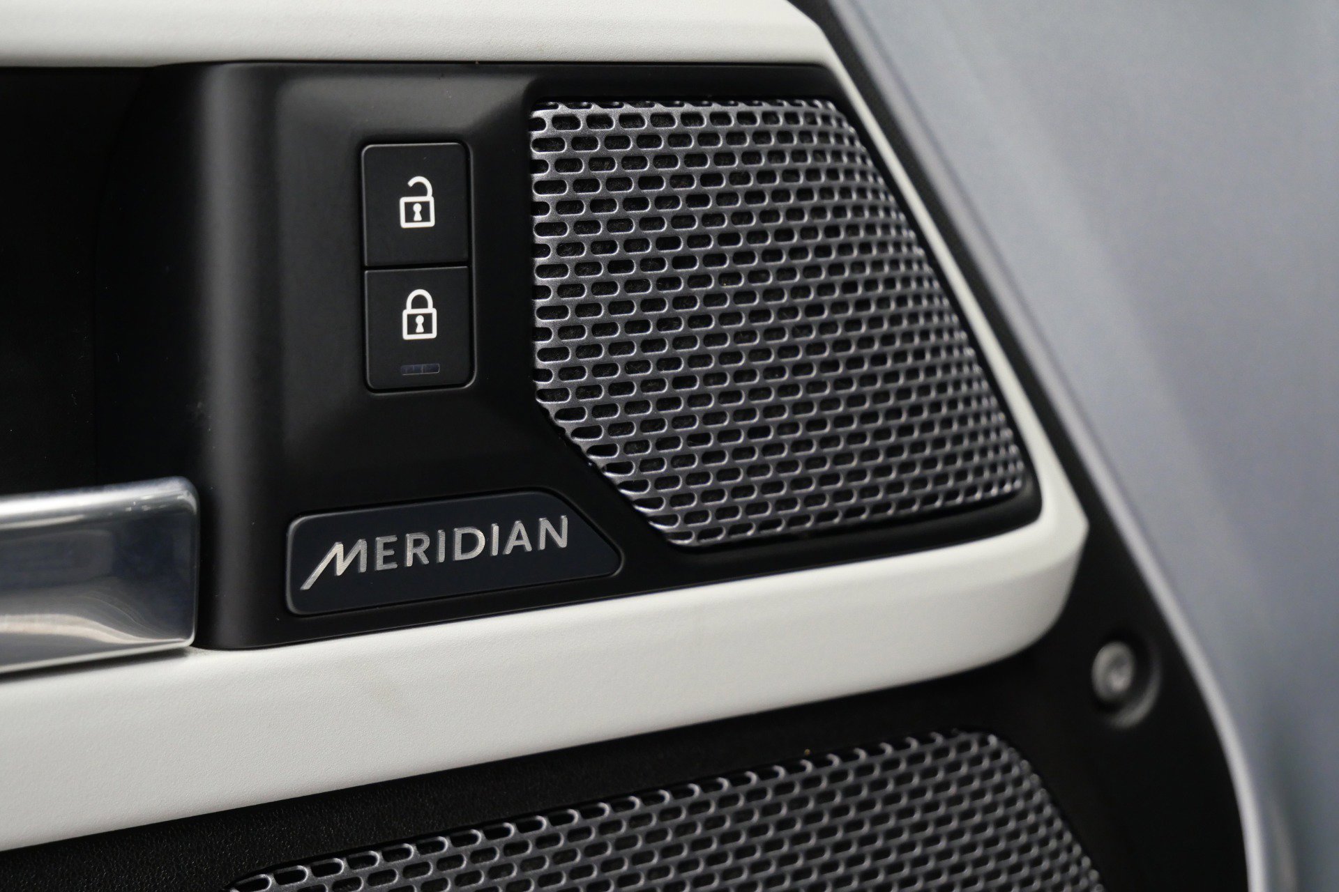 Used 2020 Land Rover Defender 110 First Edition image 25