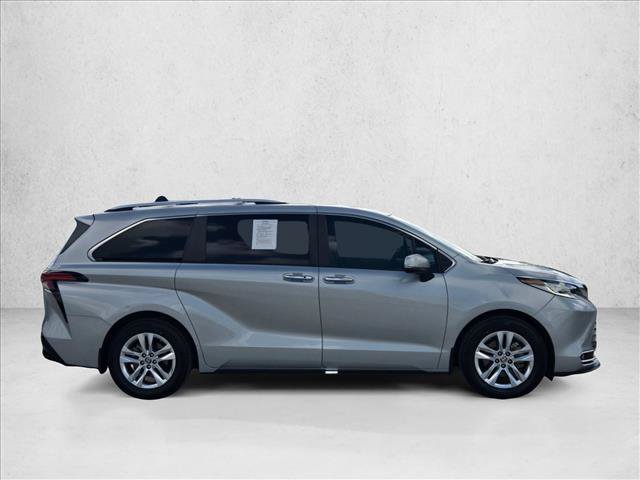 Used 2023 Toyota Sienna Limited FWD image 4