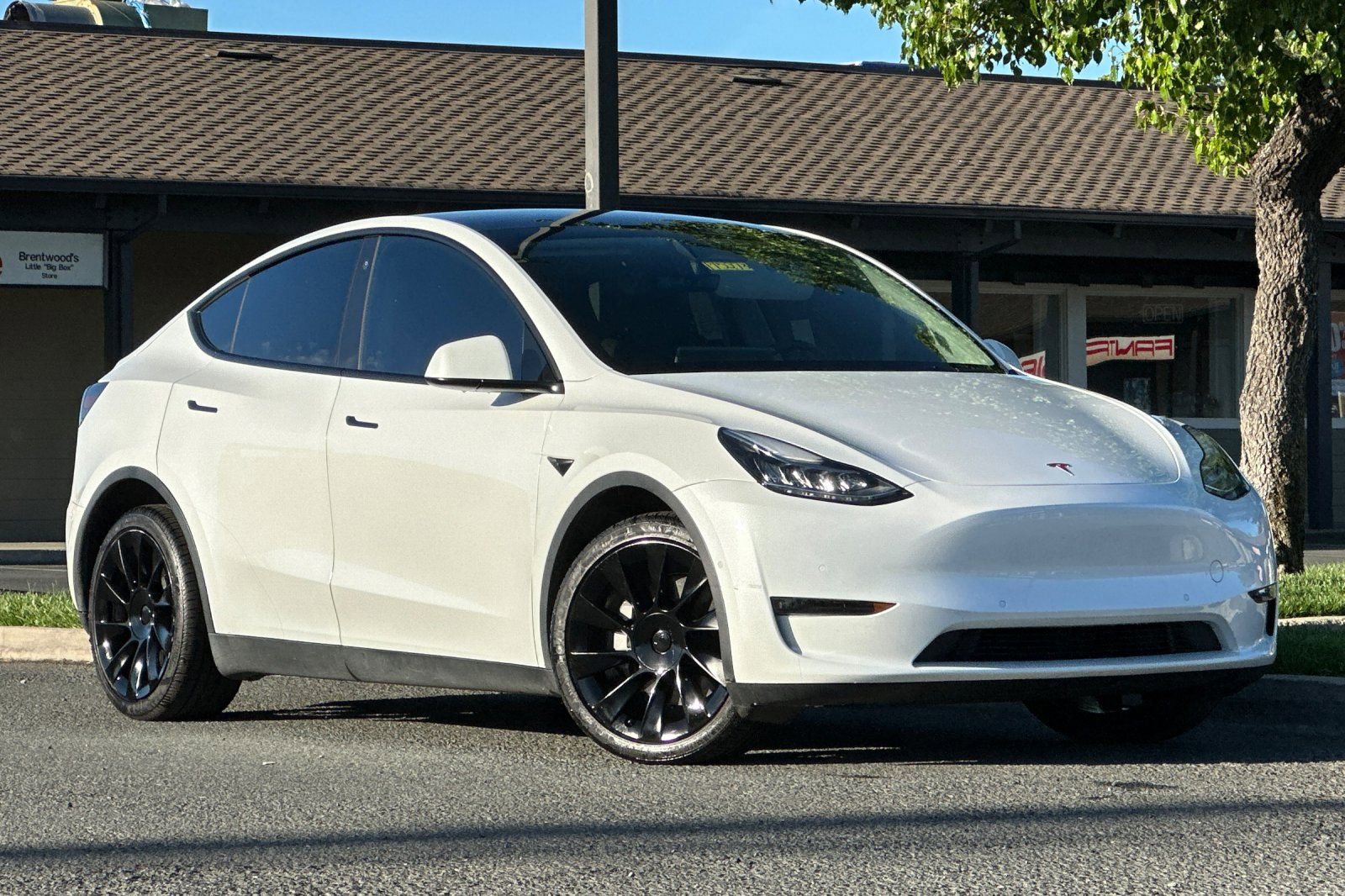 Used 2022 Tesla Model Y Long Range image 2