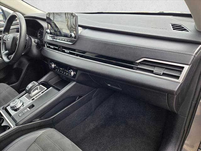 Used 2024 Mitsubishi Outlander SE Black Edition image 18