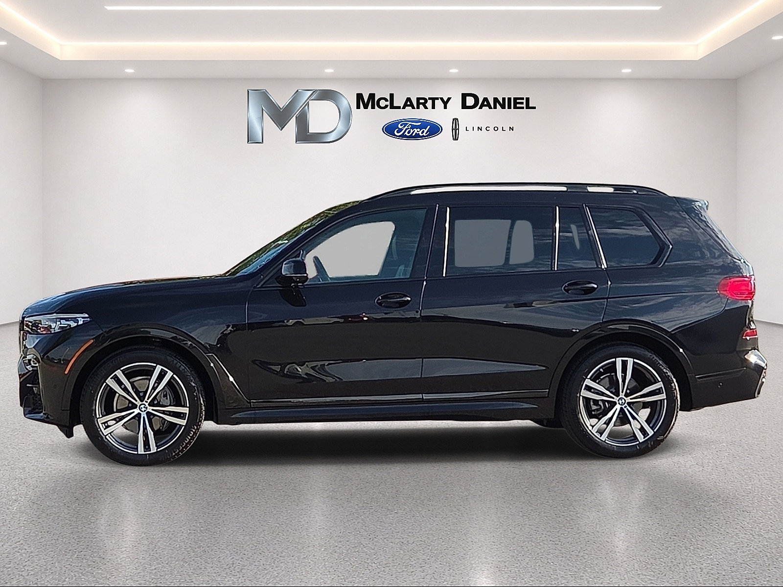 Used 2020 BMW X7 xDrive40i w/ M Sport Package AWD/4WD image 3