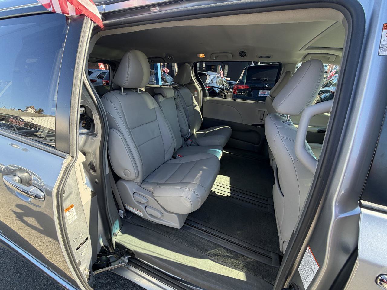 Used 2017 Toyota Sienna XLE w/ XLE Navigation Package FWD image 22