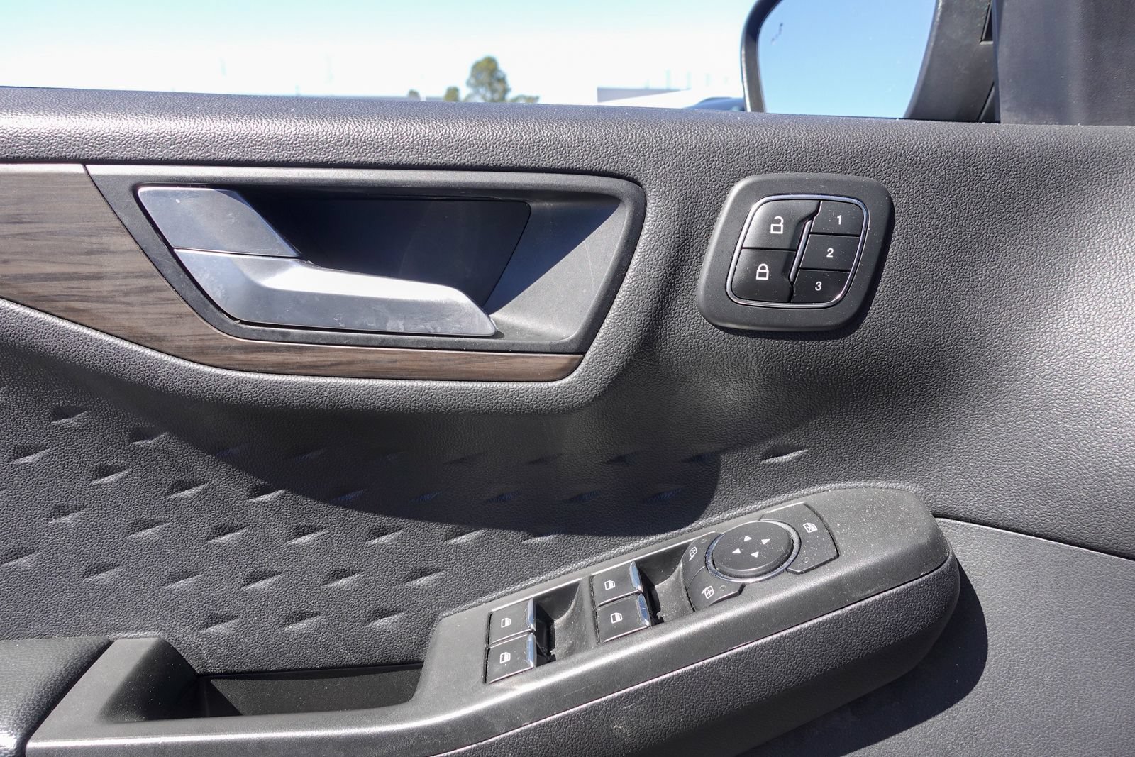 Used 2020 Ford Escape Titanium AWD/4WD image 15