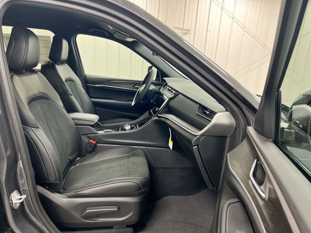 New 2026 Jeep Grand Cherokee Altitude image 21