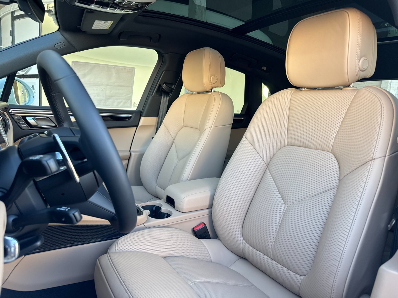 Certified 2026 Porsche Macan AWD/4WD image 5