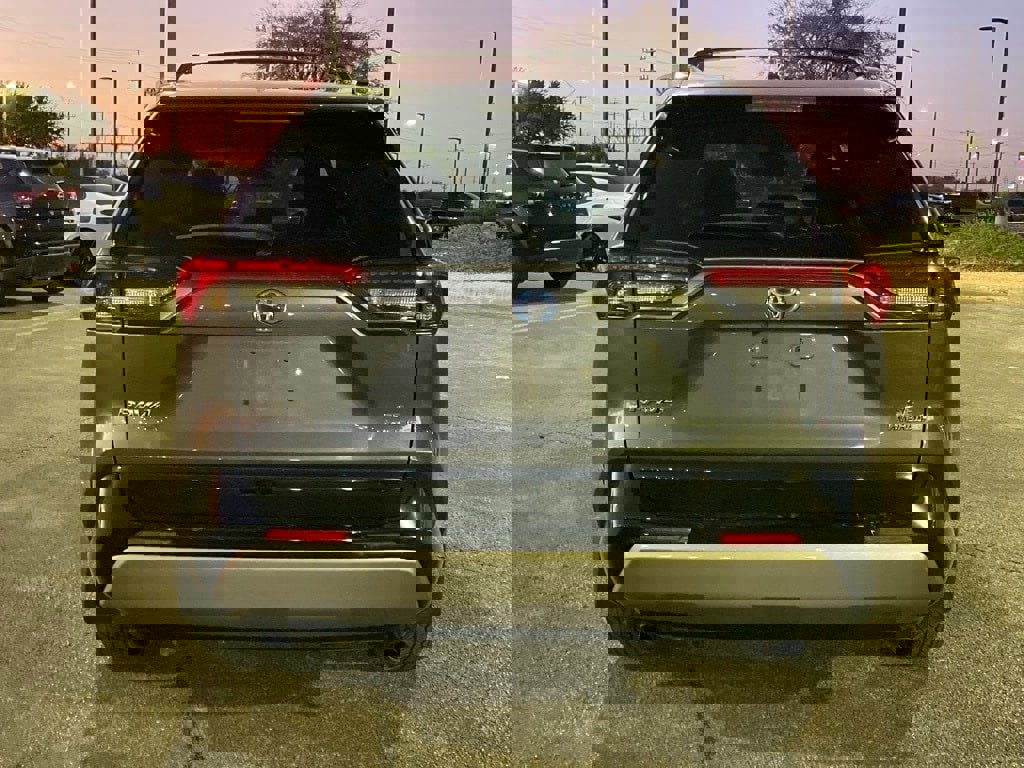 Used 2022 Toyota RAV4 SE image 6