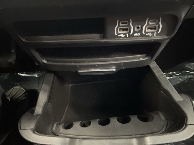 Used 2025 Chrysler Pacifica Select image 48