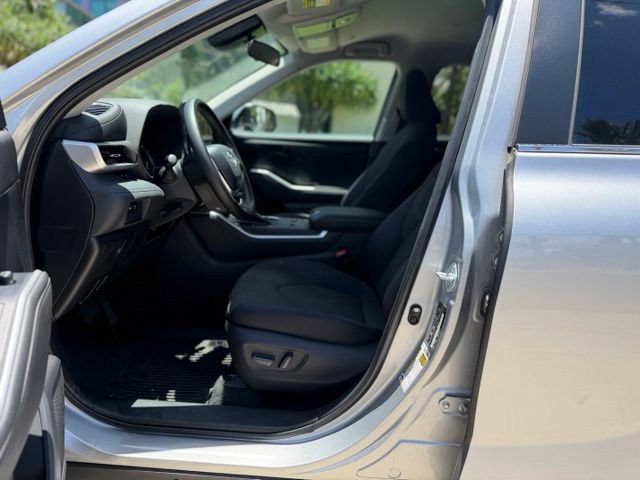 Used 2023 Toyota Highlander Limited FWD image 9