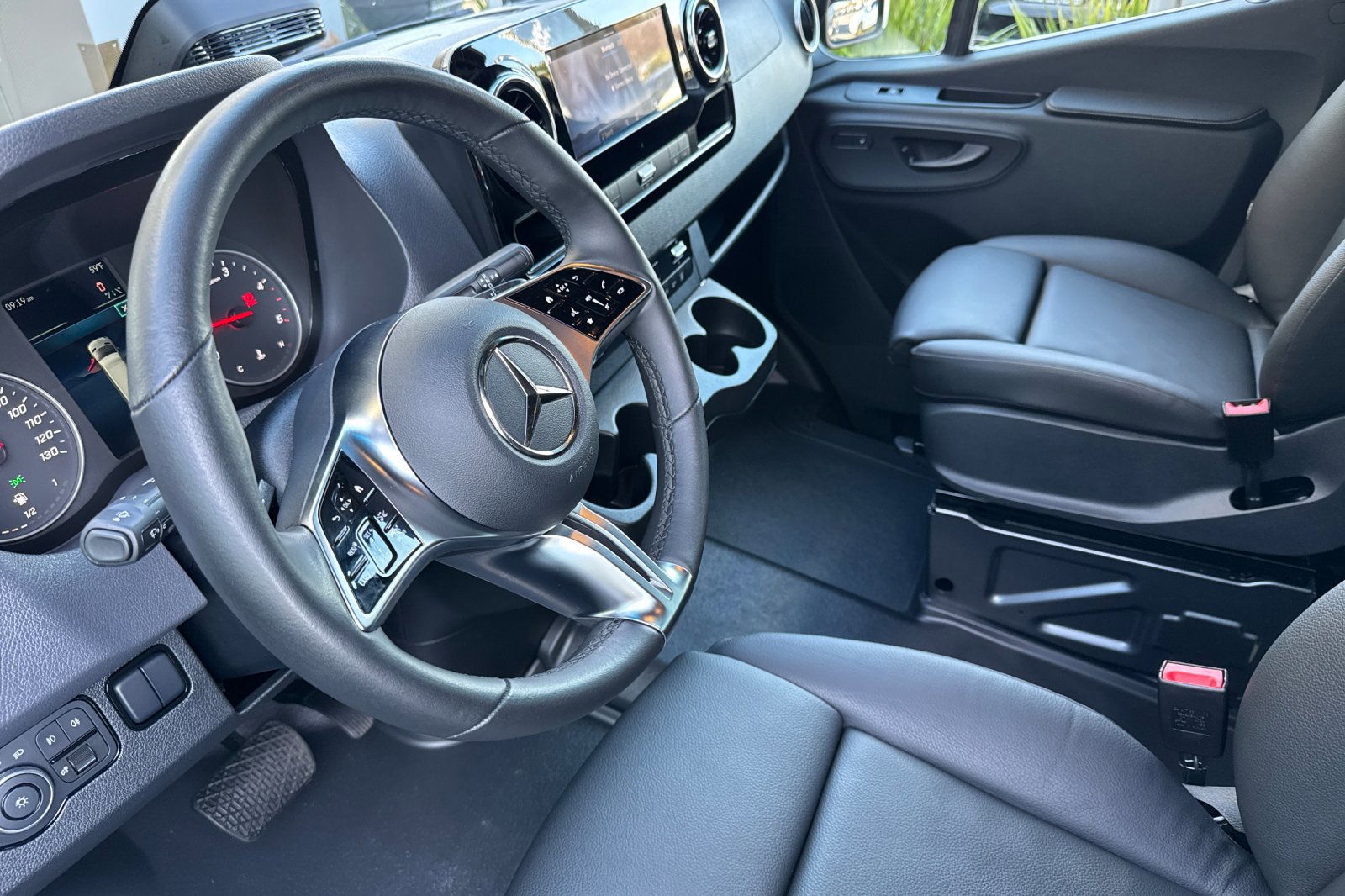 Used 2025 Mercedes-Benz Sprinter 2500 image 10