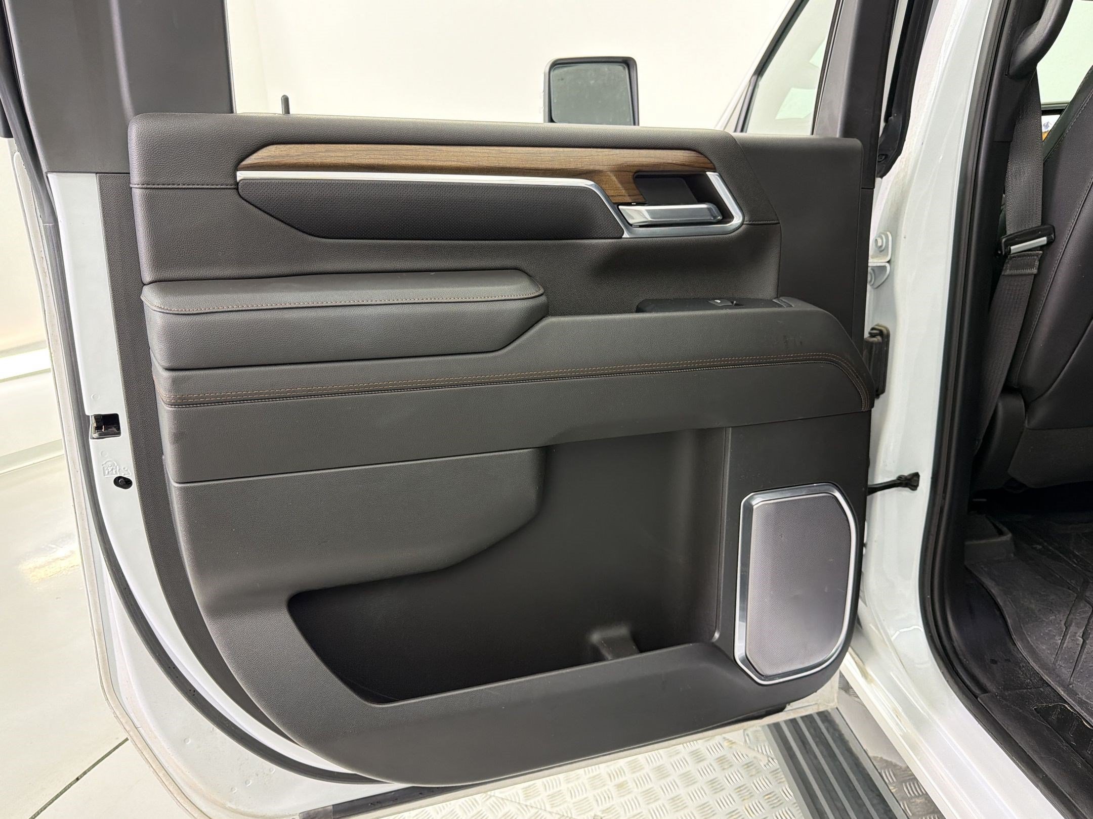 Used 2024 Chevrolet Silverado 2500 High Country w/ High Country Premium Package AWD/4WD image 25
