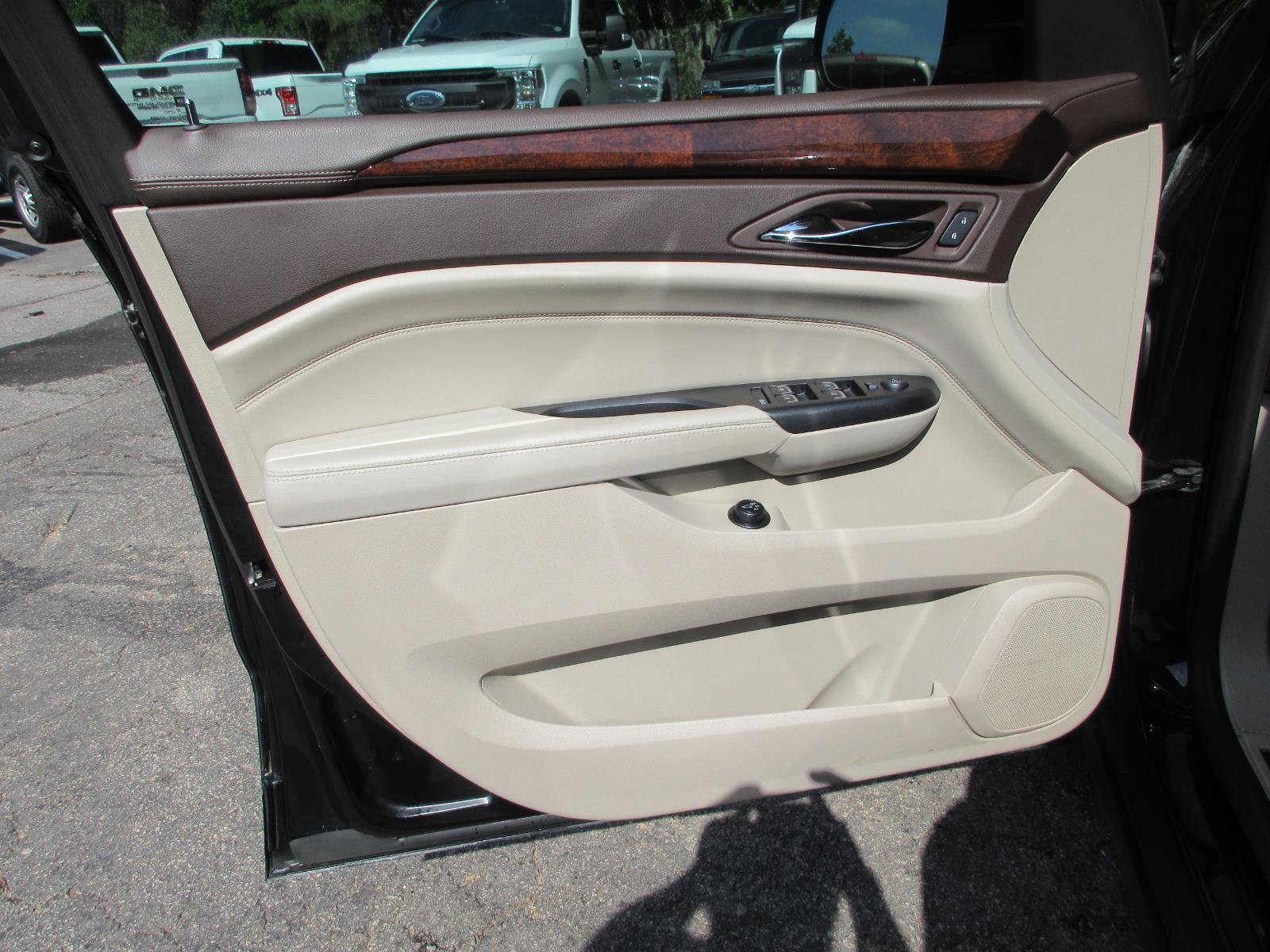 Used 2016 Cadillac SRX Luxury w/ Driver Awareness Package FWD image 9