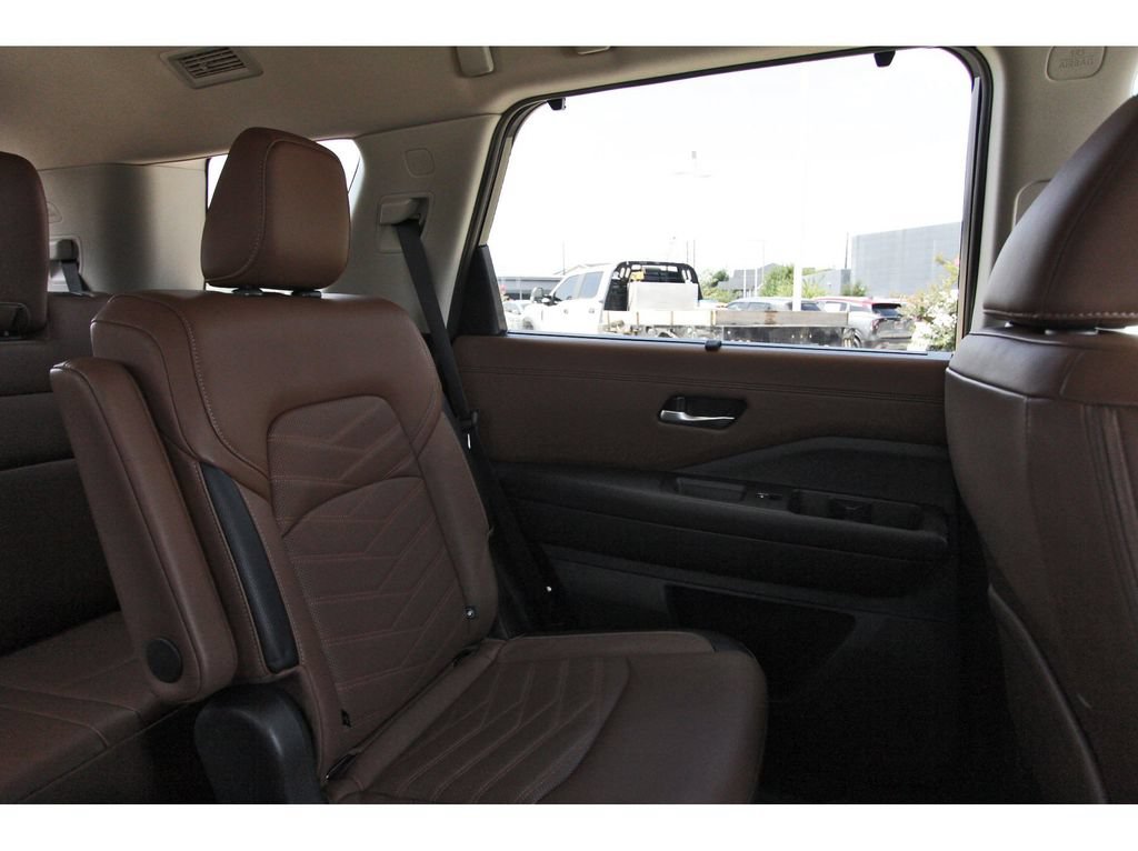 Used 2024 Nissan Pathfinder Platinum FWD image 15