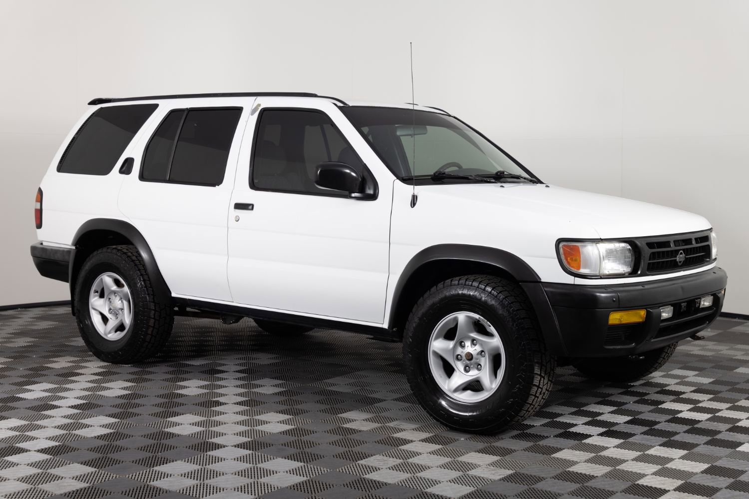 Used 1997 Nissan Pathfinder LE AWD/4WD image 9