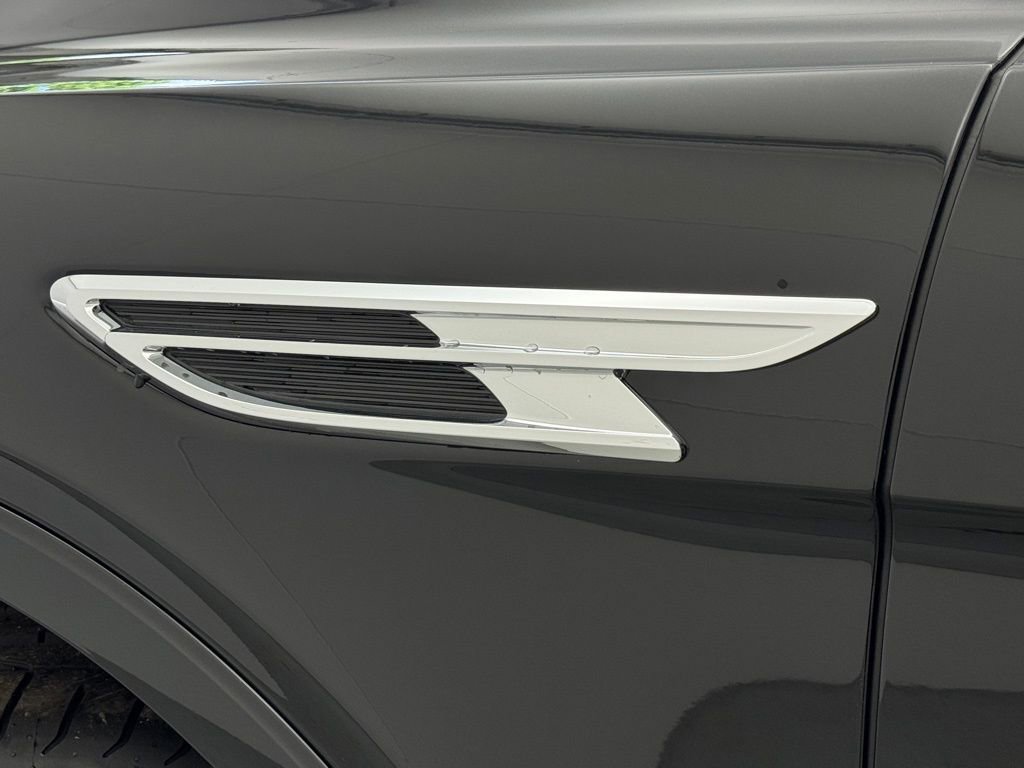 Used 2025 Bentley Bentayga image 48