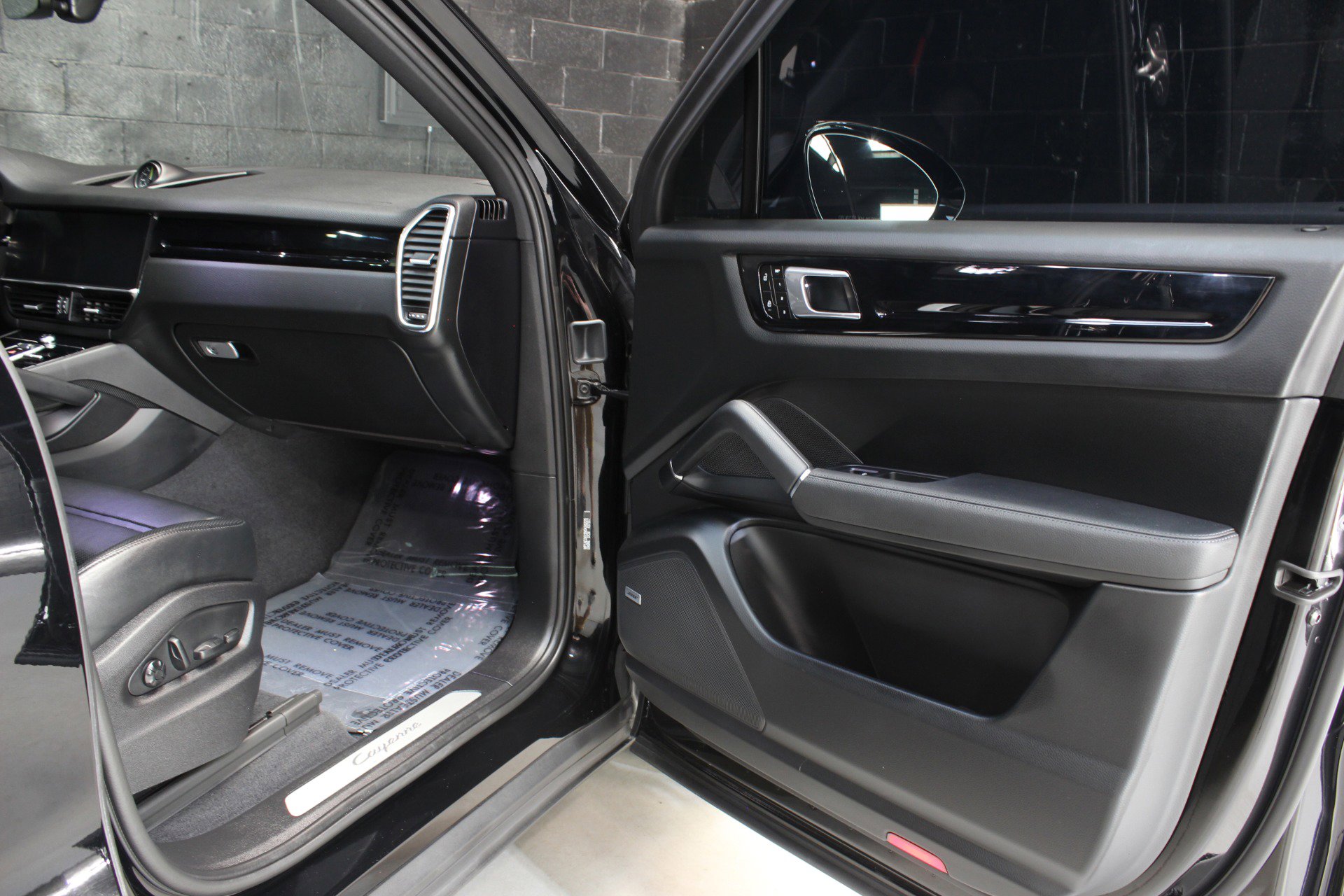 Used 2022 Porsche Cayenne E-Hybrid w/ Premium Package image 24