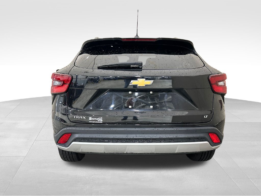 Used 2024 Chevrolet Trax LT w/ Driver Confidence Package FWD image 4