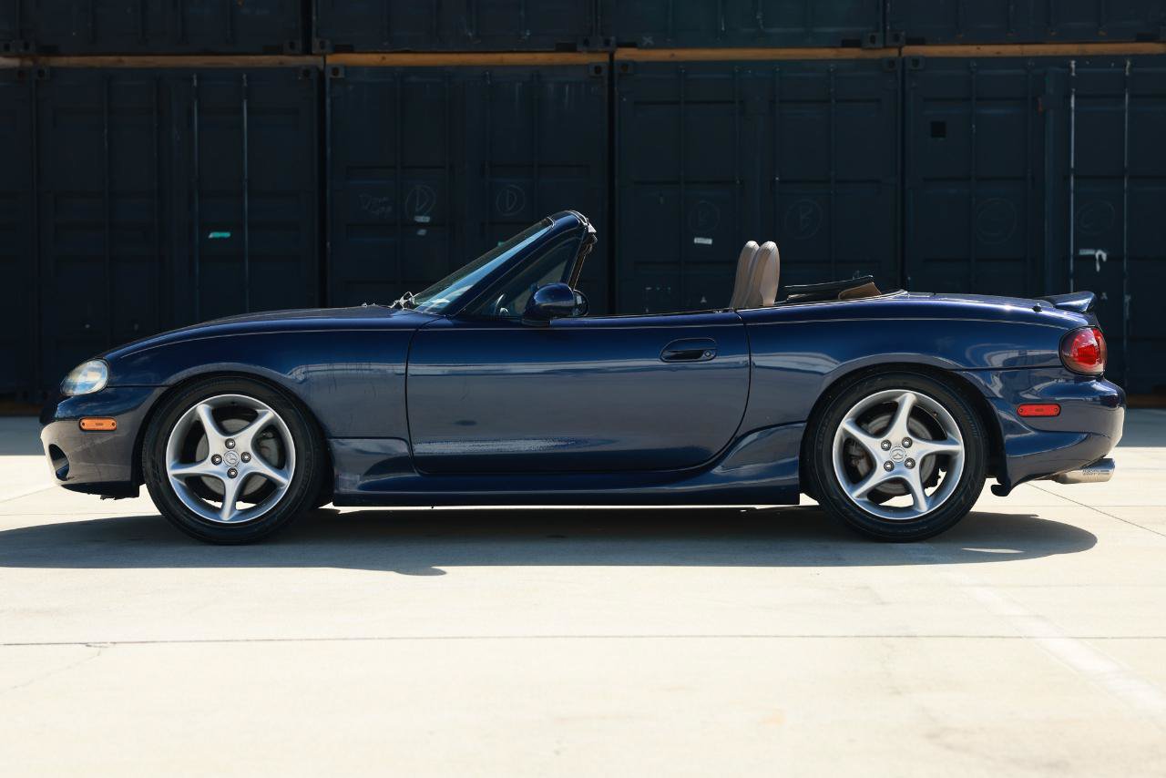 Used 2002 MAZDA MX-5 Miata RWD image 3