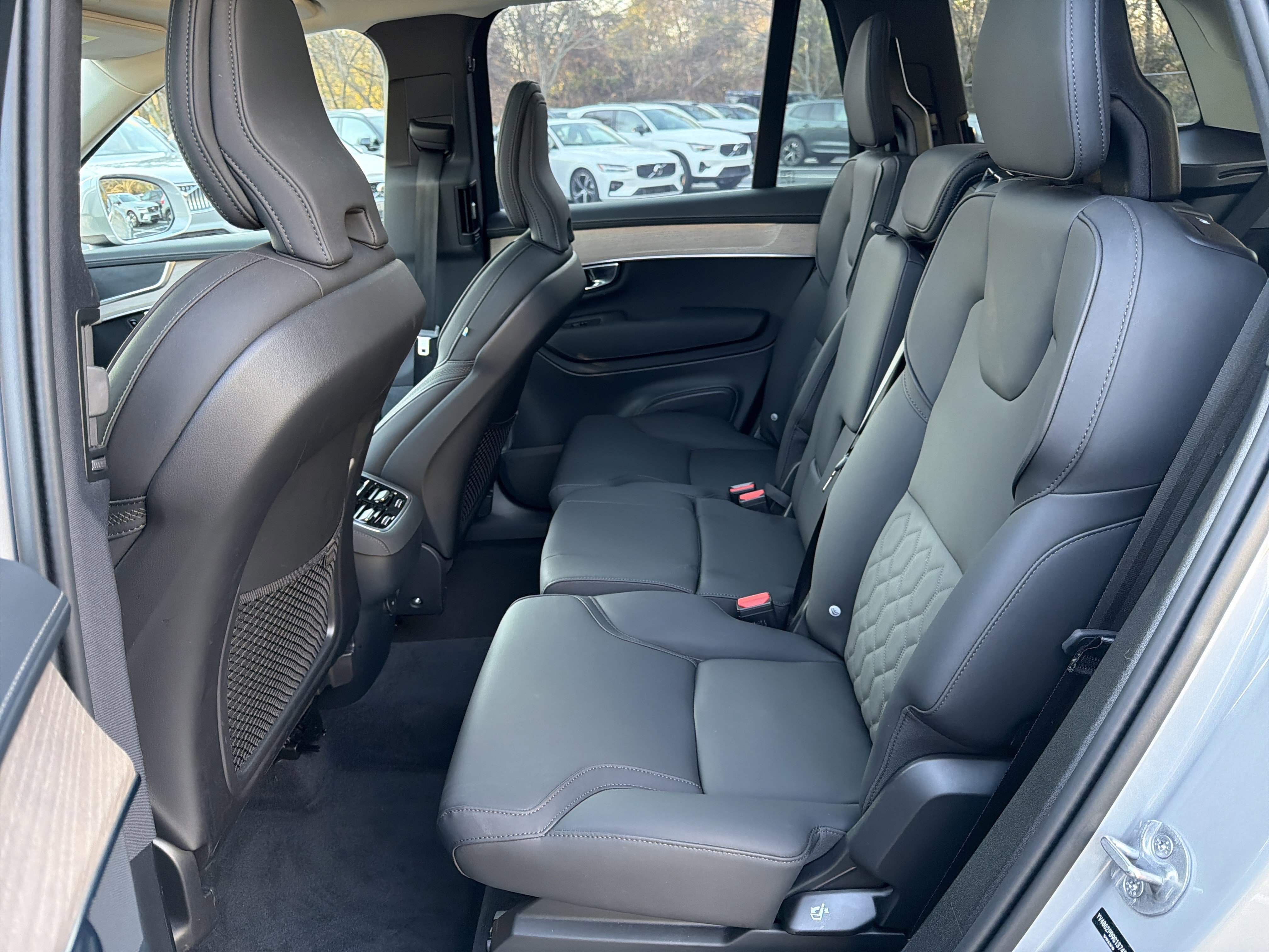 Certified 2025 Volvo XC90 B6 Plus image 32