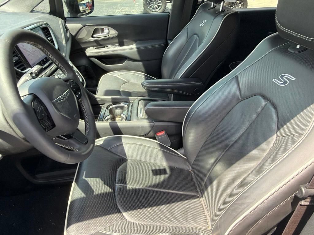 Used 2024 Chrysler Pacifica Premium FWD image 11