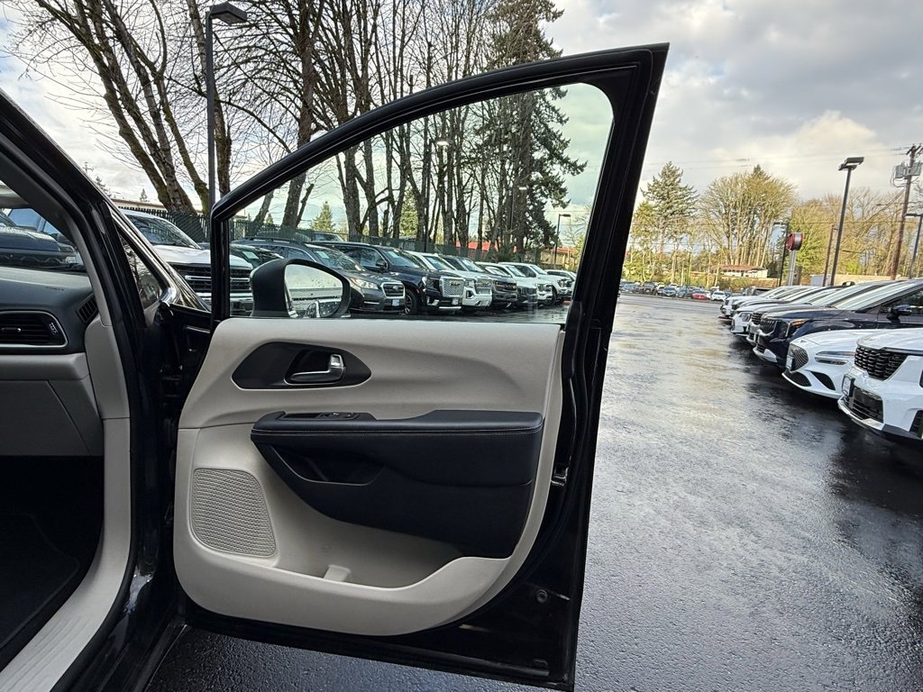 Used 2023 Chrysler Pacifica Touring-L image 20