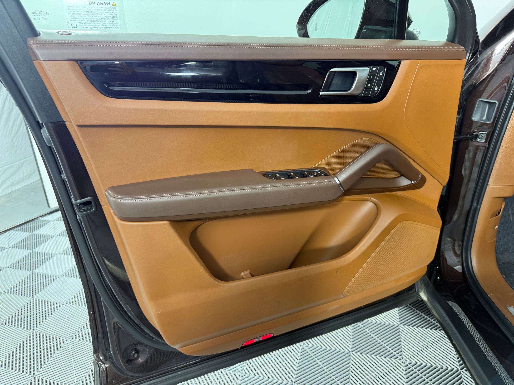 Certified 2023 Porsche Cayenne Platinum Edition image 14