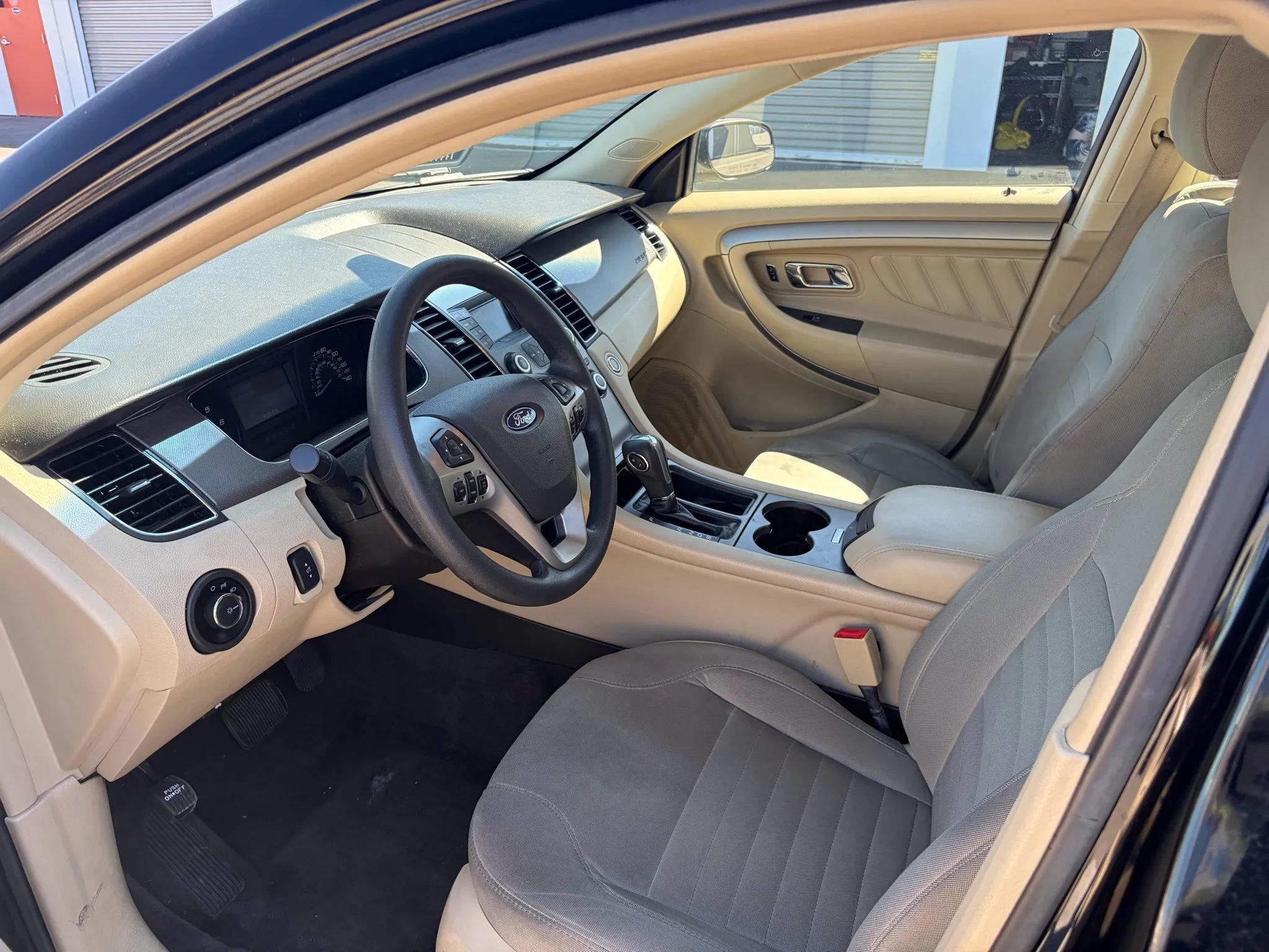 Used 2017 Ford Taurus SE FWD image 11