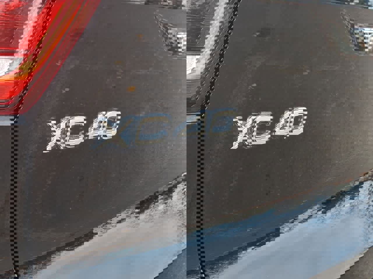 Used 2020 Volvo XC40 T5 Momentum image 28