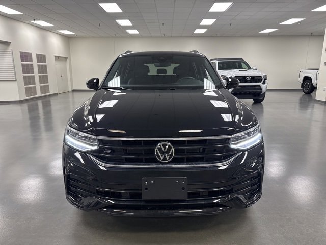 Used 2024 Volkswagen Tiguan SE R-Line image 2