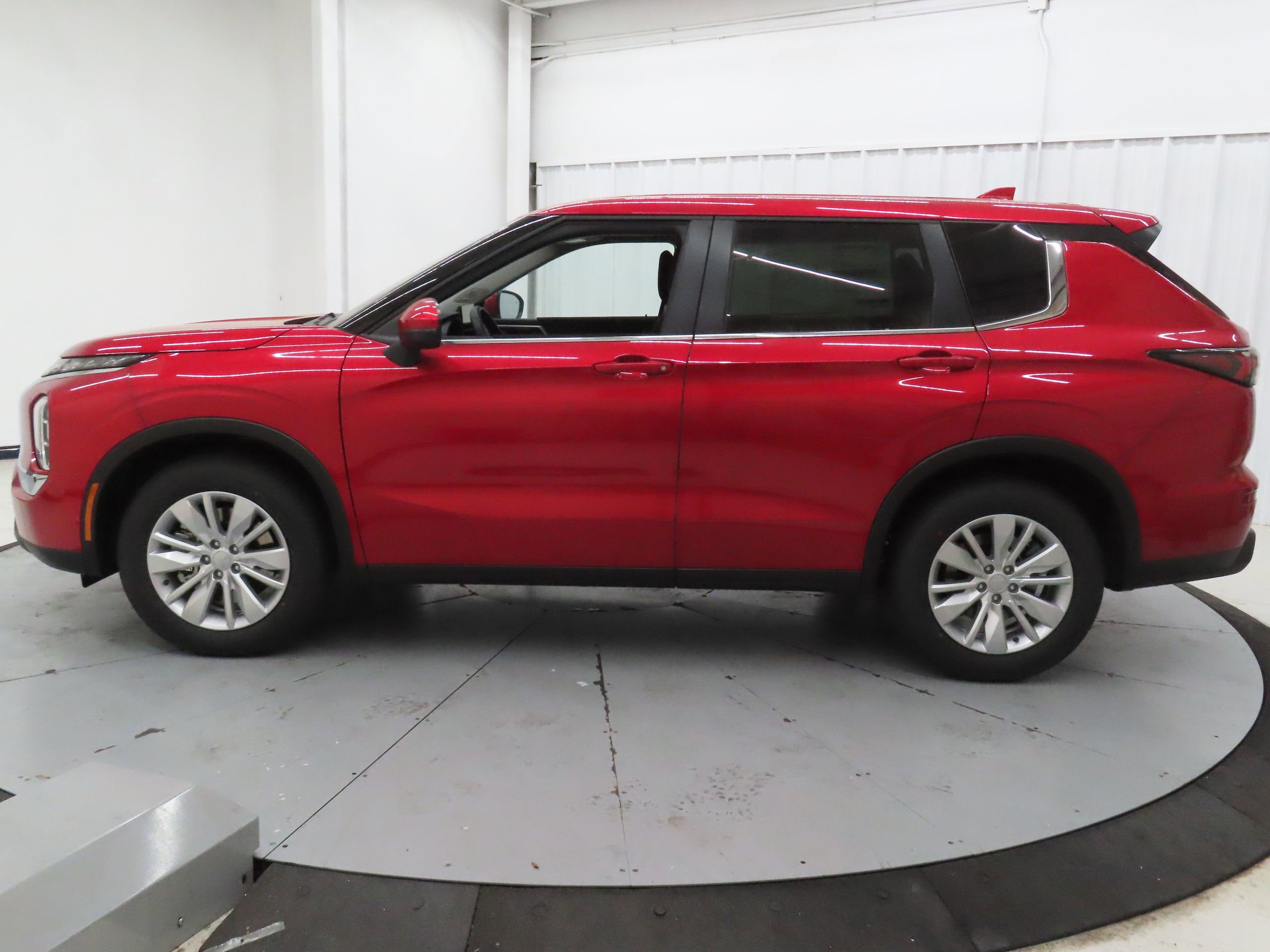 New 2026 Mitsubishi Outlander ES FWD image 3