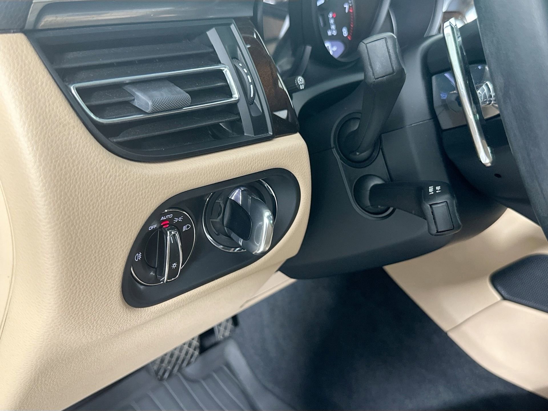 Certified 2022 Porsche Macan image 33