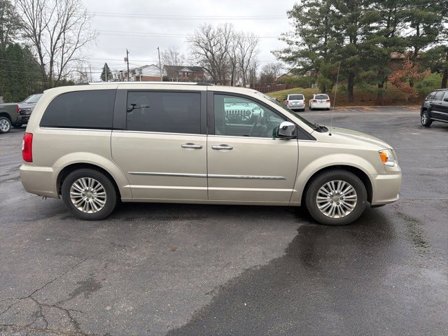 Used 2012 Chrysler Town & Country Limited w/ Luxury Group image 6