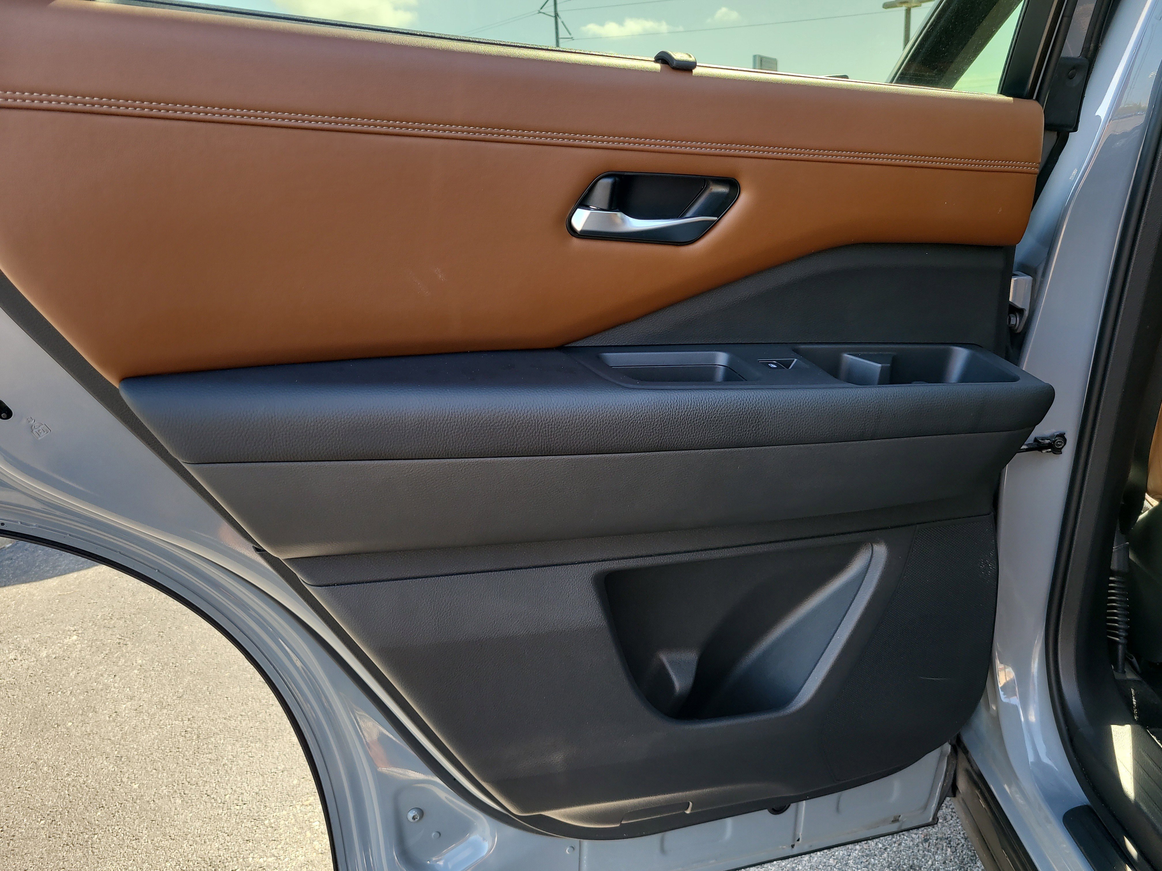 Used 2022 Nissan Pathfinder Platinum w/ Cargo Package image 10