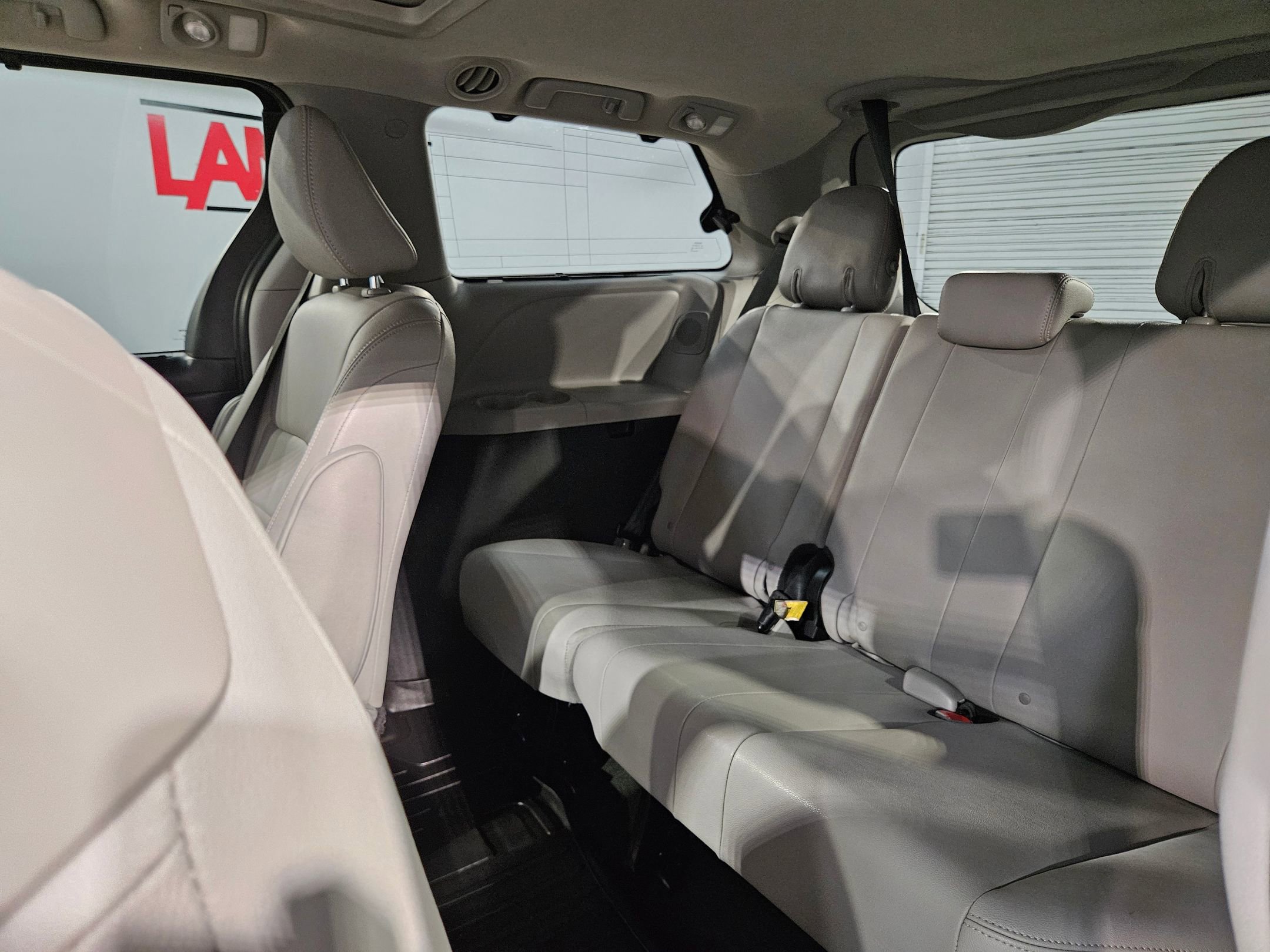 Used 2018 Toyota Sienna Limited image 35