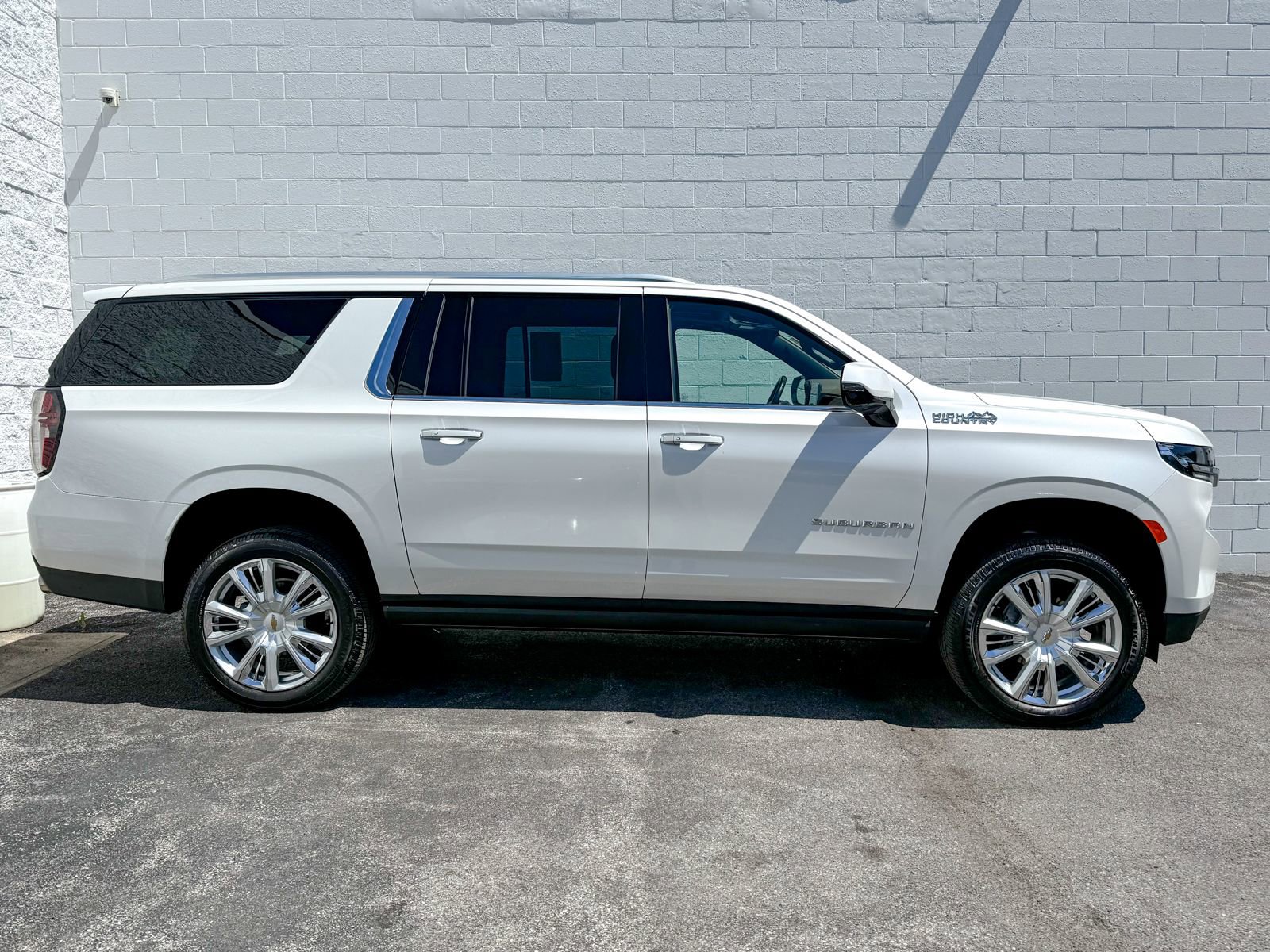 Used 2022 Chevrolet Suburban High Country AWD/4WD image 5