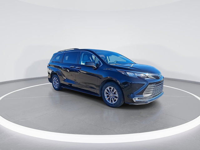 Used 2024 Toyota Sienna XLE image 3