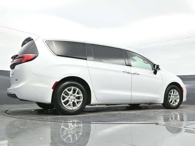 Used 2025 Chrysler Pacifica Select image 25