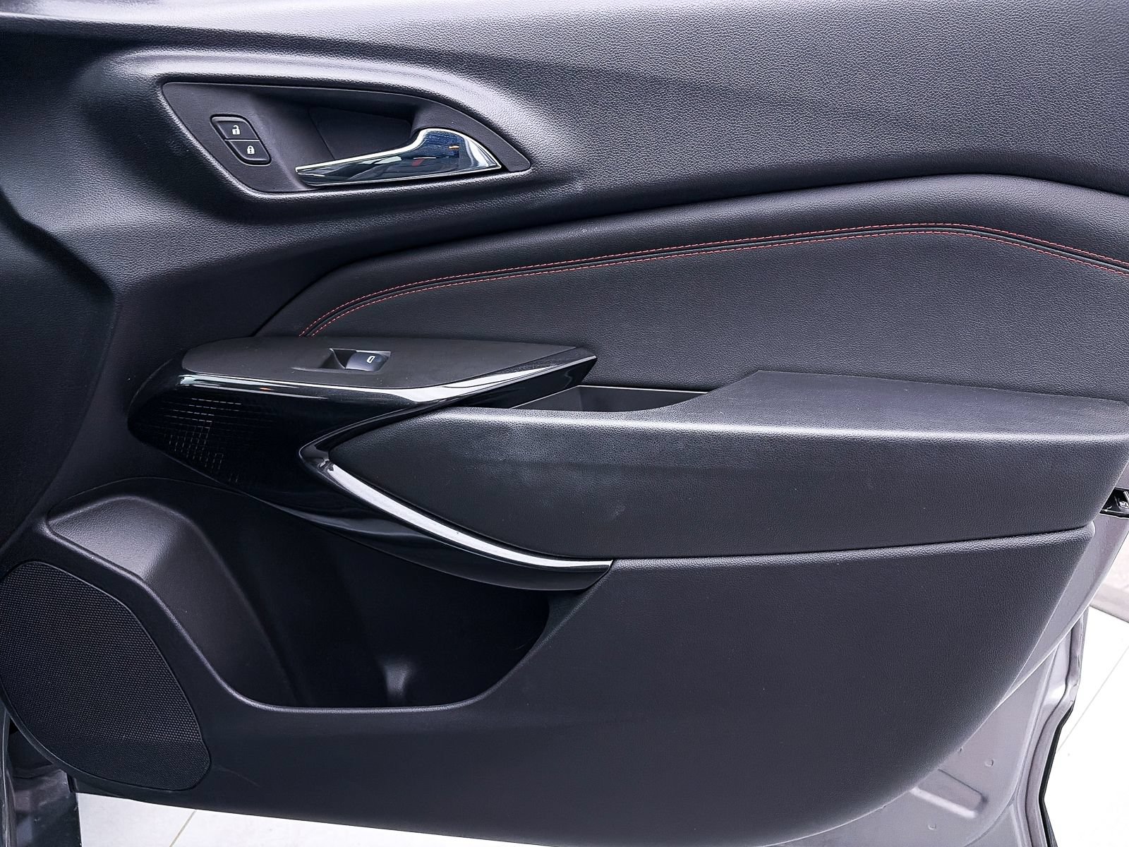 Used 2024 Chevrolet Trax RS w/ Sunroof Package FWD image 32