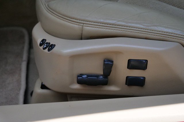 Used 2007 Cadillac XLR V RWD image 23