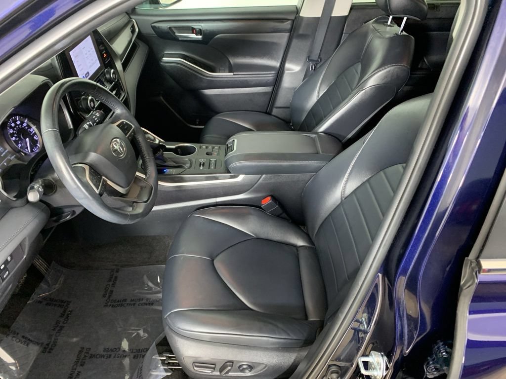 Used 2023 Toyota Highlander XLE AWD/4WD image 30