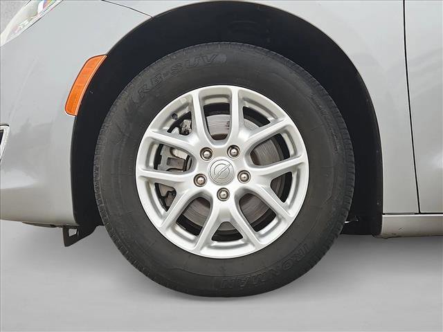 Used 2020 Chrysler Pacifica Touring-L FWD image 23