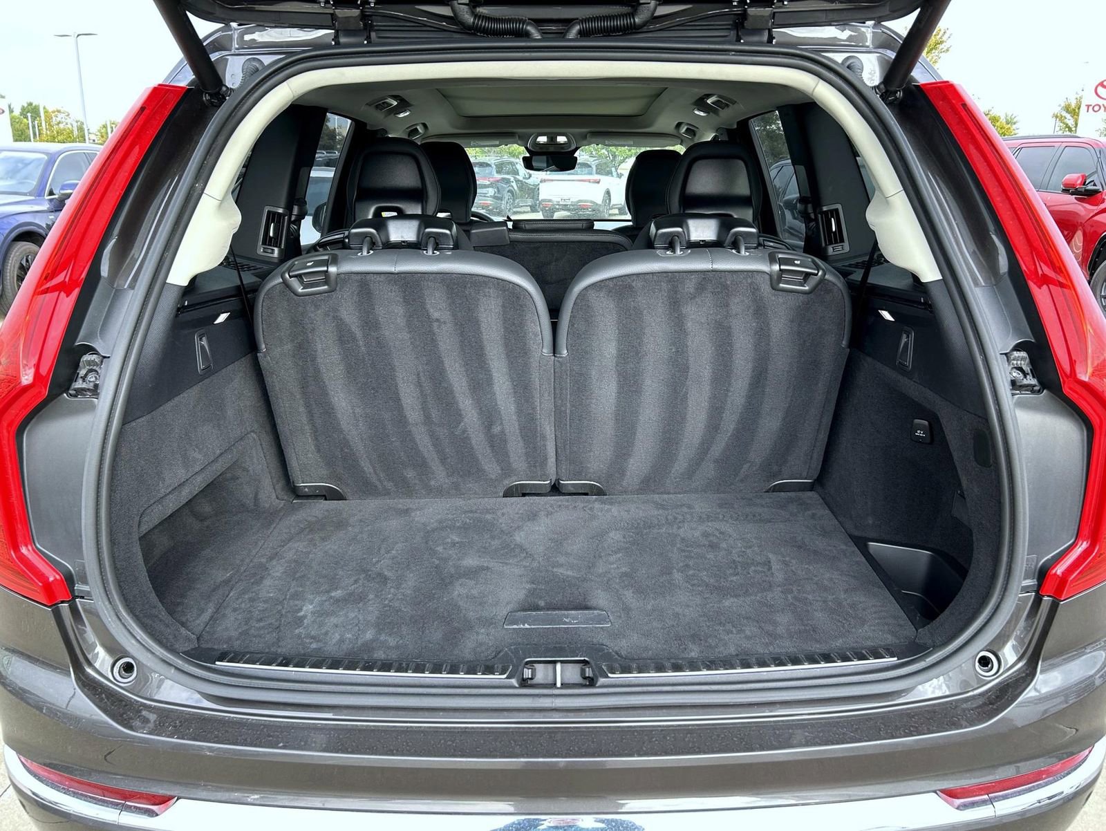 Used 2024 Volvo XC90 B6 Plus image 23