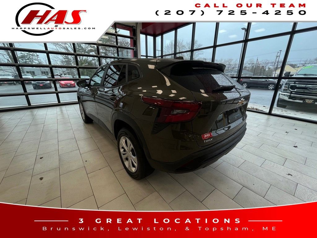 Used 2024 Chevrolet Trax LS FWD image 3