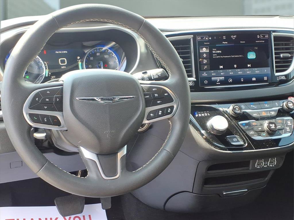 Used 2025 Chrysler Pacifica Select FWD image 3