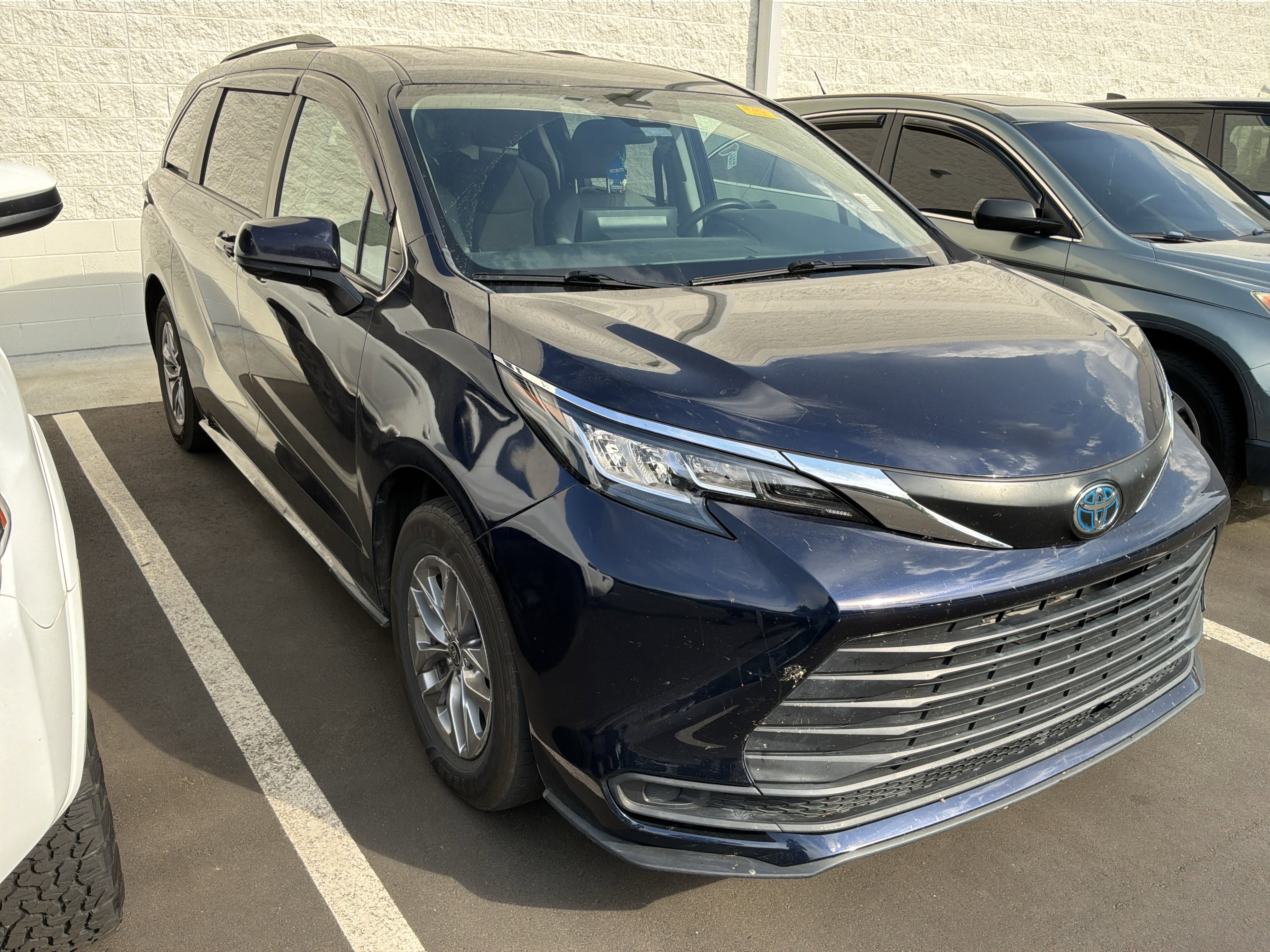 Used 2022 Toyota Sienna LE FWD image 2